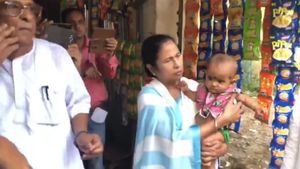 ಮಗು ಎತ್ತಿಕೊಂಡು, 'ಚಾಯ್ ವಾಲಿ'ಯಾದ ಮಮತಾ ದೀದಿ! 