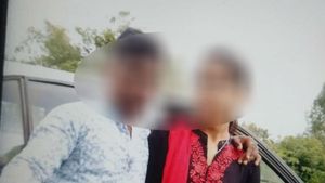 ಗೆಳತಿ ಮನೆಯವರ ಕಿರುಕುಳ; ಫೇಸ್ ಬುಕ್ ಲೈವ್ ನಲ್ಲಿ ವಿಷ ಕುಡಿದ ಯುವಕ