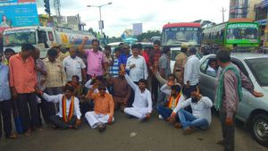 ನೆರೆ ಪರಿಹಾರಕ್ಕೆ ಆಗ್ರಹಿಸಿ ರಾಮನಗರ ಹೆದ್ದಾರಿ ತಡೆದು ವಾಟಾಳ್ ಪ್ರತಿಭಟನೆ
