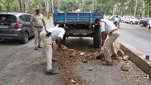 ರಸ್ತೆ ಗುಂಡಿ ಮುಚ್ಚಿದ ಸಂಚಾರಿ ಪೊಲೀಸರು; ಎಲ್ಲೆಲ್ಲೂ ಶ್ಲಾಘನೆ