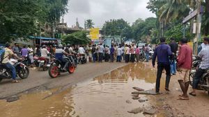 ರಾಮನಗರ; ಹದಗೆಟ್ಟ ರಸ್ತೆ ಸರಿಪಡಿಸುವಂತೆ ಆಗ್ರಹಿಸಿ ದಿಢೀರ್ ಪ್ರತಿಭಟನೆ