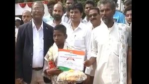 ಪ್ರವಾಹದಲ್ಲಿ ಆಂಬುಲೆನ್ಸ್‌ಗೆ ದಾರಿ ತೋರಿ ಸಾಹಸ ಮೆರೆದ ಬಾಲಕ