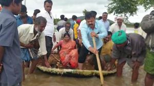 ಮೊಣಕಾಲುದ್ದ ನೀರಲ್ಲಿ ತೆಪ್ಪ ನಡೆಸಿದ ರೇಣುಕಾಚಾರ್ಯ!