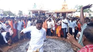 ಸುಭದ್ರ ಸರ್ಕಾರಕ್ಕಾಗಿ ಕೆಂಡ ಹಾರಿದ ಹೊನ್ನಾಳಿ ಶಾಸಕ ರೇಣುಕಾಚಾರ್ಯ
