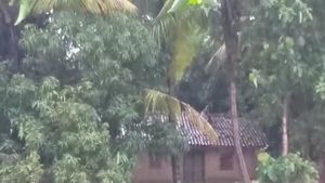  ಎರಡು ದಿನದಿಂದ ಮನೆ ಮೇಲೇ ಕೂತು ಅಂಗಲಾಚುತ್ತಿದ್ದಾರೆ ದಂಪತಿ