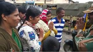 ಜೀವ ಉಳಿಸಿದ ವೀರಯೋಧರಿಗೆ ಕಣ್ಣೀರಿನ ವಿದಾಯ