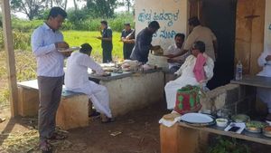 ಹಳ್ಳಿ ಹೋಟೆಲ್ ಊಟ ಸವಿದ ಸಿದ್ದರಾಮಯ್ಯ, ಫೋಟೋ ವೈರಲ್