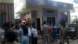 ಅಧಿಕಾರಿಗಳ ಸೋಗಿನಲ್ಲಿ ಚಿನ್ನ ದೋಚಿದ ಕಳ್ಳರು