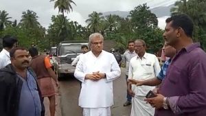 ದಕ್ಷಿಣ ಕನ್ನಡದಲ್ಲಿ ರೆಡ್ ಅಲರ್ಟ್; ನೆರೆಪೀಡಿತ ಪ್ರದೇಶಗಳಿಗೆ ವೀರೇಂದ್ರ ಹೆಗ್ಗಡೆ ಭೇಟಿ 