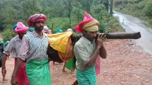  ಚಿಕಿತ್ಸೆಗಾಗಿ ಮಹಿಳೆಯನ್ನು 10ಕಿ.ಮೀ ಹೊತ್ತು ತಂದ ಗ್ರಾಮಸ್ಥರು