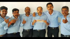 ಒಂದೇ ರಾತ್ರಿಯಲ್ಲಿ ಕೋಟ್ಯಧಿಪತಿಗಳಾದ ಕೇರಳದ ಆರು ಸೇಲ್ಸ್‌ಮನ್‌ಗಳು