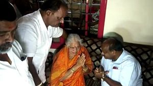 ಡಿಕೆಶಿ ತಾಯಿ ಭೇಟಿ ಮಾಡಿ ಧೈರ್ಯ ತುಂಬಿದ ಕುಮಾರಸ್ವಾಮಿ