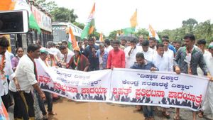 ಹದಗೆಟ್ಟ ಹೆದ್ದಾರಿ ದುರಸ್ತಿಗೊಳಿಸಿ, ಜನರ ಪ್ರಾಣ ಉಳಿಸಿ; ದಕ್ಷಿಣ ಕನ್ನಡದಲ್ಲಿ ಭಾರೀ ಪ್ರತಿಭಟನೆ