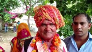 ಹೆಂಡತಿ ಆಸೆ ಈಡೇರಿಸಲು ನಿವೃತ್ತಿಯಾದ ದಿನ ಹೆಲಿಕಾಪ್ಟರ್ ಬುಕ್ ಮಾಡಿದ ಶಿಕ್ಷಕ