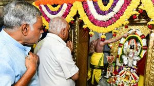 ಹೊನ್ನಾಂಬಿಕೆಗೆ ನಮಿಸಿ ಹರಕೆ ತೀರಿಸಿದ ಬಿ. ಎಸ್. ಯಡಿಯೂರಪ್ಪ