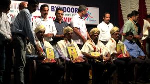  ದೈಹಿಕ ಶಿಕ್ಷಕ ಸುರೇಂದ್ರ ಶೆಟ್ಟಿಯವರಿಗೆ 'ಅತ್ಯುತ್ತಮ ಶಿಕ್ಷಕ' ಪ್ರಶಸ್ತಿ 