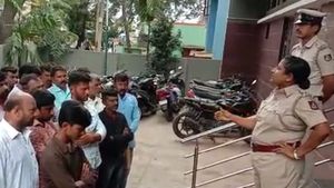 ತಿಲಕ್ ಪಾರ್ಕ್ ಸಿಪಿಐ ಪಾರ್ವತಮ್ಮ ಆವಾಜ್ ಓಕೆ, ವಿಡಿಯೋ ಯಾಕೆ?