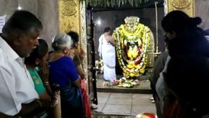 ಇಂದು ಡಿ.ಕೆ.ಶಿವಕುಮಾರ್ ಜಾಮೀನು ತೀರ್ಪು; ಮನೆ ದೇವರ ಮೊರೆ ಹೋದ ಡಿಕೆಶಿ ತಾಯಿ