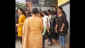 ಈ ಕಾಲೇಜಿನಲ್ಲಿ ಶಾರ್ಟ್ಸ್, ಸ್ಲೀವ್ ಲೆಸ್, ಜೀನ್ಸ್ ಧರಿಸೋದು ನಿಷೇಧ 