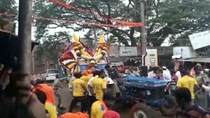 ಡಿಜೆ ಸಂಬಂಧ ಪೊಲೀಸರು-ಜನರ ನಡುವೆ ಕಿತ್ತಾಟ; ನೆಲಕ್ಕೆ ಉರುಳಿ ಬಿದ್ದ ಗಣಪ