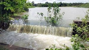 ತುಂಬಿದ ಮಡುವಿನಕೋಡಿ ಕೆರೆ: ಏರಿ ಒಡೆಯುವ ಆತಂಕ