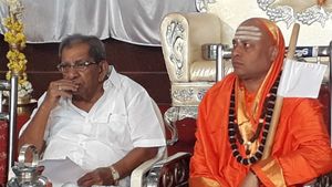 ಚಿನ್ನ ಮಾರಿ ನೆರೆ ಸಂತ್ರಸ್ತರ ಮನೆ ನಿರ್ಮಾಣಕ್ಕೆ ದೇಣಿಗೆ ಕೊಡಲು ಮುಂದಾದ ಶ್ರೀಶೈಲ ಪೀಠ