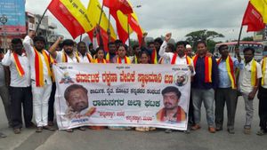 ಕನಕಪುರ ವೈದ್ಯಕೀಯ ಕಾಲೇಜು ಸ್ಥಳಾಂತರ ಖಂಡಿಸಿ ಹೆದ್ದಾರಿ ತಡೆದು ಪ್ರತಿಭಟನೆ