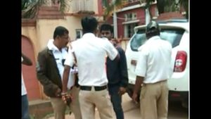 ದಂಡದ ಹಣ ಪ್ರಶ್ನಿಸಿದ್ದಕ್ಕೆ ಸಿಟ್ಟಿಗೆದ್ದು ಸವಾರನ ನಿಂದಿಸಿದ ಪೇದೆ