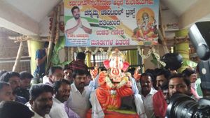 ತಾಯಿ ನೆನಪಿಗಾಗಿ ಉಚಿತವಾಗಿ 501 ಪರಿಸರ ಸ್ನೇಹಿ ಗಣೇಶ ಮೂರ್ತಿ ವಿತರಣೆ 