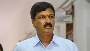 ದೆಹಲಿಗೆ ಹೊರಡುವ ಮುನ್ನ ಸೋದರ ಲಖನ್ ಬಗ್ಗೆ ರಮೇಶ್ ಪ್ರೀತಿಯ ಮಾತು 