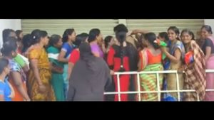 45 ರೂಪಾಯಿಗೆ ಸೀರೆ! ಮುಗಿಬಿದ್ದ ಮಹಿಳೆಯರು
