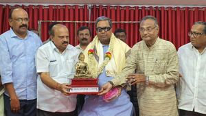 ಯಡಿಯೂರಪ್ಪ ಮಂಡ್ಯದವರು, ಆದರೂ ಆ ಗಡಸ್ಸು ಇಲ್ಲ, ಗತ್ತೂ ಇಲ್ಲ 