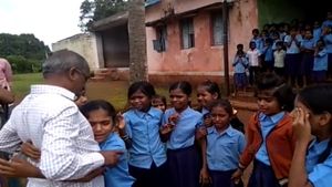 ವೀಡಿಯೋ; ಶಾಲೆ ಬಿಟ್ಟು ಹೋಗದಂತೆ ಶಿಕ್ಷಕನ ತಬ್ಬಿ ಕಣ್ಣೀರಿಟ್ಟ ವಿದ್ಯಾರ್ಥಿಗಳು