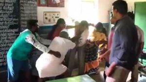 ಶಾಲೆಯಲ್ಲೇ ಅಂಗನವಾಡಿ ಕಾರ್ಯಕರ್ತೆ ಜೊತೆ ಚಕ್ಕಂದ, ಶಿಕ್ಷಕನಿಗೆ ಗೂಸಾ
