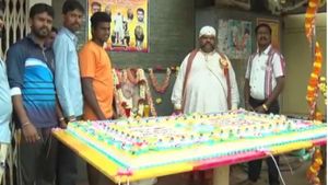  ವಿಷ್ಣು ವೇಷ ಹಾಕಿ 51 ಕೆ.ಜಿ. ಕೇಕ್ ಕತ್ತರಿಸಿದ ವಿಷ್ಣುವರ್ಧನ್ ಅಭಿಮಾನಿ