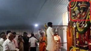 ಹೋಮದ ವೇಳೆ ವಿಷ್ಣು ವಿಗ್ರಹದ ಎಡಕ್ಕೆ ಬಿದ್ದ ನಾಮ; ಬಿಎಸ್ ವೈಗೆ ಅದೃಷ್ಟವೆ? 