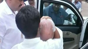 ಸಿಎಂ ತಬ್ಬಿಕೊಂಡು 