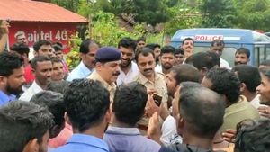 ಬೈಕ್ ಸವಾರನಿಗೆ ಗಂಭೀರ ಗಾಯ; ಪೊಲೀಸರ ವಿರುದ್ಧ ತಿರುಗಿಬಿದ್ದ ಜನ