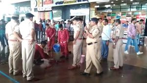 ಹುಬ್ಬಳ್ಳಿ ರೈಲ್ವೆ ನಿಲ್ದಾಣದಲ್ಲಿ ಸ್ಫೋಟ: ಬಾಕ್ಸ್‌ ಮೇಲೆ ಹೀಗೆ ಬರೆದಿತ್ತು