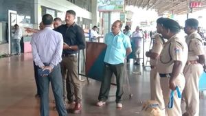 ಹುಬ್ಬಳ್ಳಿ ರೈಲು ನಿಲ್ದಾಣದಲ್ಲಿ ಸ್ಫೋಟ, ಇಬ್ಬರ ಅಮಾನತು 