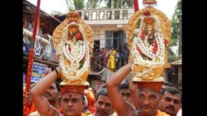  ಕೊಲ್ಲೂರು ಕ್ಷೇತ್ರದಲ್ಲಿ ವಿಜಯದಶಮಿ; ಸಾವಿರಾರು ಮಕ್ಕಳಿಗೆ ವಿದ್ಯಾರಂಭ