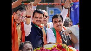ಮಹಾರಾಷ್ಟ್ರ ಸಿಎಂ ಫಡ್ನವೀಸ್ ಸಲ್ಲಿಸಿದ ಅಫಿಡವಿಟ್: ಕುತೂಹಲಕಾರಿ ಅಂಶಗಳು 