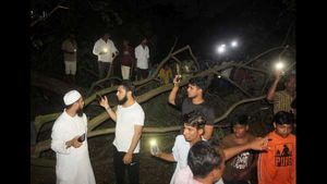 ಮರಗಳ ಆಕ್ರಂದನ ಕೇಳಿ ಮುಂಬೈಯಲ್ಲಿ ಮಧ್ಯರಾತ್ರಿ ಬೀದಿಗಿಳಿದ ಜನ... 