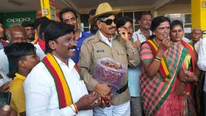 ಔರಾದ್ಕರ್ ವರದಿ ಜಾರಿಗೆ ಆಗ್ರಹಿಸಿ ಪೊಲೀಸ್ ಅಂಗಿ ತೊಟ್ಟು ಮೆಣಸಿನಕಾಯಿ ಹಂಚಿ ವಾಟಾಳ್ ಪ್ರತಿಭಟನೆ