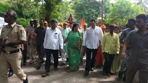 ಲೋಕಲ್ ಟ್ರೇನ್ ಹತ್ತಿ ಬಂದೋರಲ್ಲ ನಾವು: ಅತೃಪ್ತರಿಗೆ ಅನಂತಕುಮಾರ್ ಹೆಗಡೆ ವ್ಯಂಗ್ಯ
