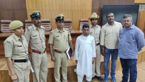 ಗಂಡನ ಕೊಂದು ಆತ್ಮಹತ್ಯೆ ಬಣ್ಣ ಕಟ್ಟಿದ್ದ ಹೆಂಡತಿ, ಆಕೆಯ ಪ್ರಿಯಕರನಿಗೆ ಬಿತ್ತು ಕೋಳ
