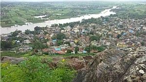  ಗೋಕಾಕ್ ನಲ್ಲಿ ಬಂಡೆ ಉರುಳುವ ಭೀತಿ; ಎನ್ ಡಿಆರ್ ಎಫ್ ತಂಡ ಭೇಟಿ