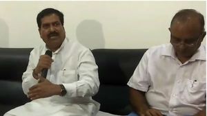 ಹುಬ್ಬಳ್ಳಿ ರೈಲ್ವೆ ನಿಲ್ದಾಣದಲ್ಲಿ ಬಾಂಬ್ ಸ್ಫೋಟ ಪ್ರಕರಣ; ಸ್ಟೇಶನ್ ಮಾಸ್ಟರ್, ಎಎಸ್ ಐ ಅಮಾನತು