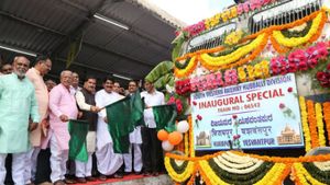 ವಿಜಯಪುರ-ಬೆಂಗಳೂರು ರೈಲಿಗೆ ಚಾಲನೆ, ನಿಲ್ದಾಣಗಳು 