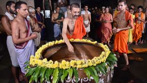 ಉಡುಪಿ ಕೃಷ್ಣ ಮಠದಲ್ಲಿ ದೀಪಾವಳಿ ಸಡಗರ; ಗಂಗಾಪೂಜೆ, ತೈಲಾಭ್ಯಂಜನ 